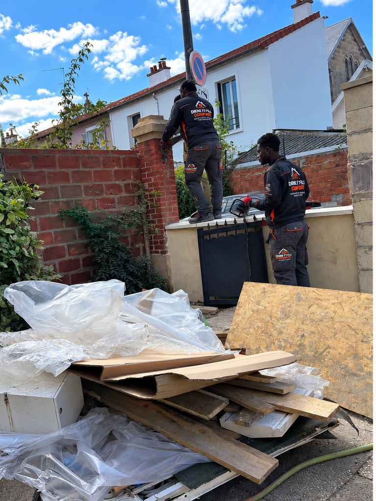 Ouvriers Diene et Fils Comfort évacuant les gravats et déchets d'un chantier de rénovation de maison